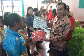 568 siswa SMK Negeri 3 Kota Jayapura mendapat bantuan seragam sekolah