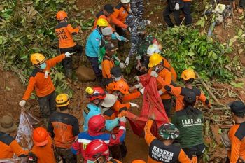 Tim SAR menemukan delapan korban bencana tanah longsor di Cilacap