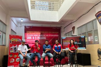 Telkomsel x Enduro Goes to School perdana digelar di Padang