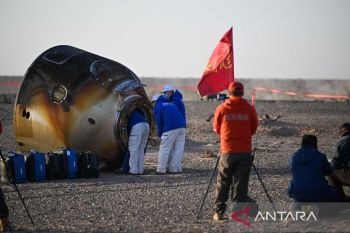 Astronaut Shenzhou-20 keluar dari kapsul pembawa pulang
