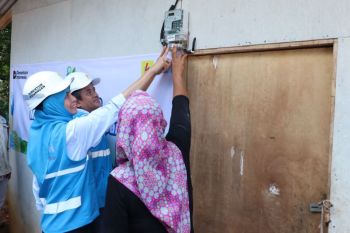 Ratusan warga prasejahtera sambut bahagia listrik gratis dari PLN