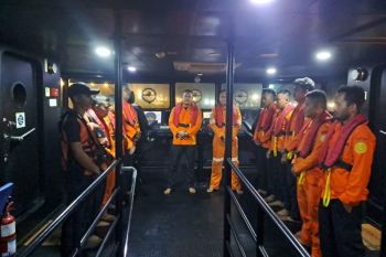 Tim SAR evakuasi KM Jayasena mati mesin di perairan Ujung Kulon