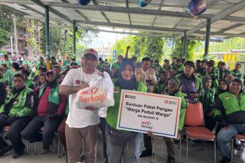Komunitas 98 peduli sosial bagikan ribuan sembako di Jakarta dan Medan