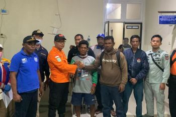 SAR Kupang menyelamatkan sembilan korban kapal wisata mati mesin di Laut Sawu