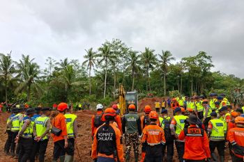 DMC Dompet Dhuafa bantu pencarian korban tanah longsor di Desa Cibeunying Cilacap