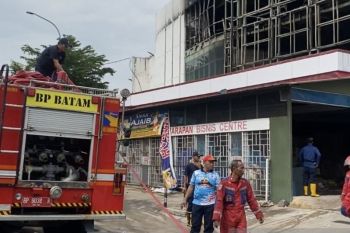 BP dan Pemkot Batam padamkan kebakaran enam ruko