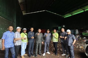 Komisi II DPRD Kotim tinjau langsung depo sampah samping SMPN 3 Sampit