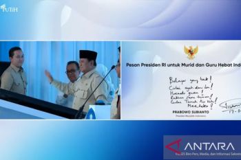 Prabowo tulis pesan pada smarboard untuk siswa: Belajar yang baik!