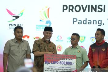 Gubernur serahkan bonus Rp9 miliar bagi atlet Sumbar berprestasi