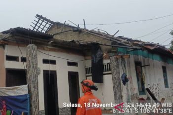 Puluhan rumah rusak diterjang angin kencang di Bogor pada Selasa siang