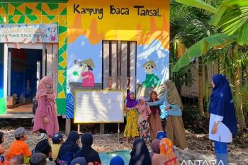 Badariah dan perahu baca penyuluh literasi di Tanjung Saleh