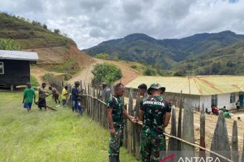 Satgas TNI Yonif 511/DY gotong royong membangun pagar Puskesmas Balingga