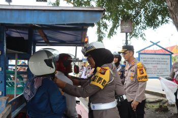 Polres Dumai kampanyekan kesadaran lalulintas dan bagikan helm gratis dalam Operasi Zebra