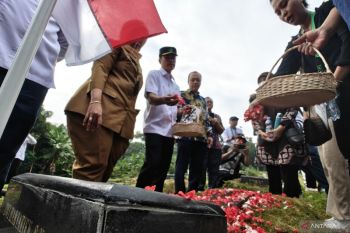 Flower tribute honors 2,087 health workers lost to pandemic
