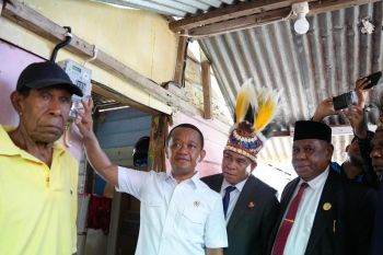 Sambung listrik 100 keluarga prasejahtera di Fakfak Papua Barat