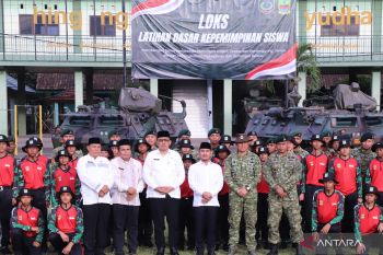 Pemerintah Kabupaten Bekasi kirim puluhan pelajar SMP ke barak militer