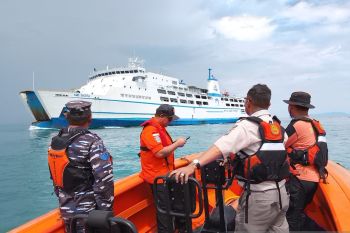 Petugas evakuasi KMP SMS Sagita yang kandas di Bakauheni