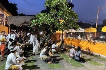 Umat Hindu ramaikan Pura Jagatnatha hingga malam saat Galungan