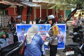 Polisi edukasi masyarakat Lombok Tengah pada operasi zebra 2025