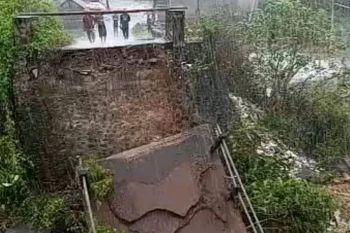 Jembatan penghubung dua desa di Lotim ambruk diterjang banjir