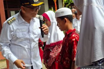 Siswa berprestasi hingga disabilitas  di Kelua terima beasiswa