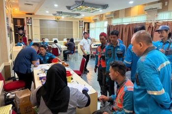 PLN pastikan kesiapan petugas lapangan lewat medical check up di Singkawang