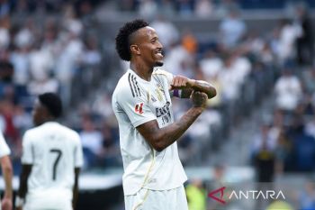 Bek Real Madrid Eder Militao, terancam absen dua pekan karena cedera otot