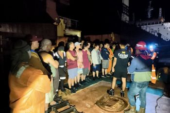 Tim SAR selamatkan 21 ABK dalam kebakaran kapal batubara di Kotabaru