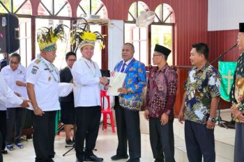 Menteri Nusron serahkan sertipikat di Papua