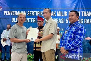 Mentrans menyerahkan 402 SHM percepat Trans Tuntas di Muna