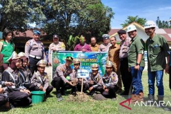 Dukung program green policing, PT TPP bersama Polsek Lirik gelar penanaman pohon
