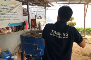 WBP Lapas Singkawang memproduksi batako berkualitas tinggi