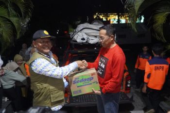Korban banjir di Lombok Timur dapat bantuan makanan siap saji