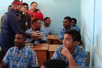 Anggota Komisi XIII DPR RI Yan Mandenas meninjau MBG di Kabupaten Jayawijaya
