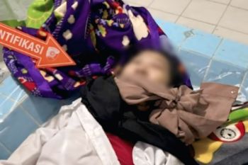 Polisi evakuasi mayat seorang guru diduga korban pembunuhan