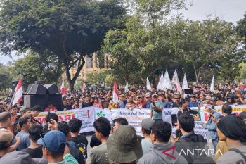 Ribuan massa geruduk Kejati Riau terkait pengukuhan kawasan hutan