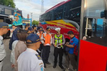 Tak hanya roda dua dan empat, Satlantas Polresta Pati sasar bus penumpang dalam Operasi Zebra Candi