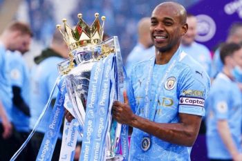 Mantan gelandang Manchester City  Fernandinho pensiun dari sepak bola
