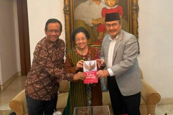 Jimly beri buku tulisan pribadi tentang amandemen UUD 1945 ke Megawati