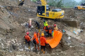 Tim SAR evakuasi dua korban longsor Pandanarum Banjarnegara