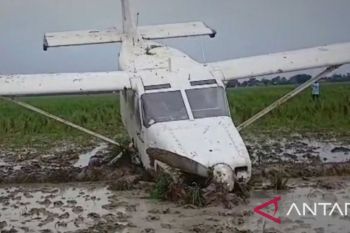 Pilot menduga mesin terganggu sehingga pesawat jatuh di Karawang Jabar