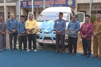 Anggota DPRD Agam salurkan mobil operasional ke SMPN 1 Ampek Angkek