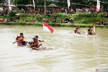 Lomba balap gethek di Trenggalek