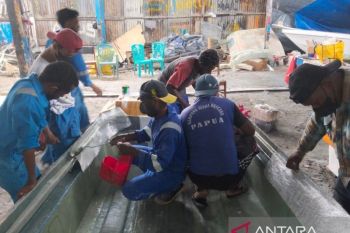 Pelatihan bangun perahu fiber dorong OAP di Jayapura berwirausaha