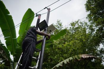 KKN IAHN Mpu Kuturan Singaraja pasang panel surya terangi jalan desa