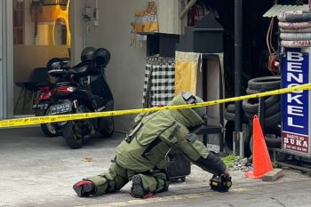 Penjinak Bom Polda Bali periksa koper tak bertuan di Denpasar