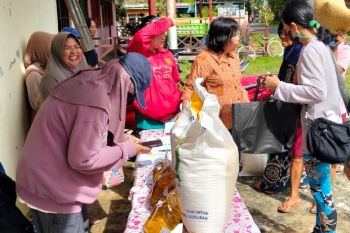 Bulog Kapuas salurkan bantuan pangan untuk warga Kelurahan Dahirang