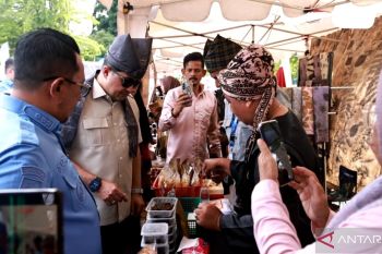 Menteri Ekraf RI Teuku Riefky Harsya kenakan pakaian adat Minang, makan bajamba dan tinjau UMKM jelang resmikan Tanah Datar Creative Hub