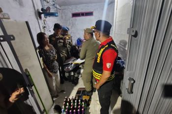 Satpol PP Damkar Agam amankan 39 botol miras-tujuh liter tuak