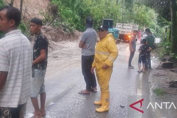 Jalan nasional penghubung Bukittinggi -Sumut tertimbun longsor di Palupuh (Video)